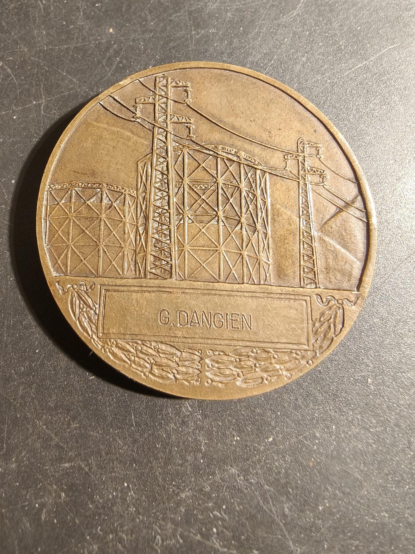 老王徽章第178期 法国电气公司大铜章   大师Dropsy作品    直径54mm    重量72.2g