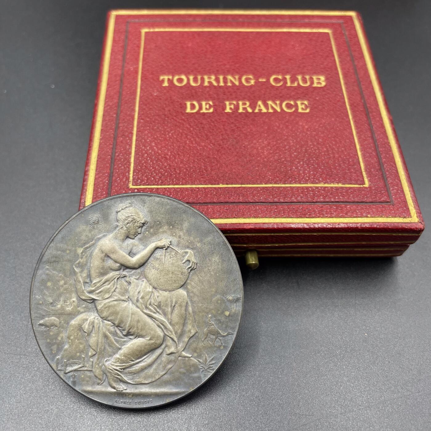 「木头集藏」章牌精品专场！ 法国旅游俱乐部原盒镀银铜章，直径：51 mm，边铭：丰饶角 BRONZE，品相很好，烫金原皮盒正常使用！