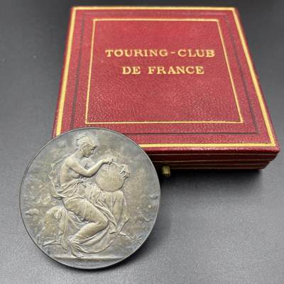 「木头集藏」章牌精品专场！ - 法国旅游俱乐部原盒镀银铜章，直径：51 mm，边铭：丰饶角 BRONZE，品相很好，烫金原皮盒正常使用！