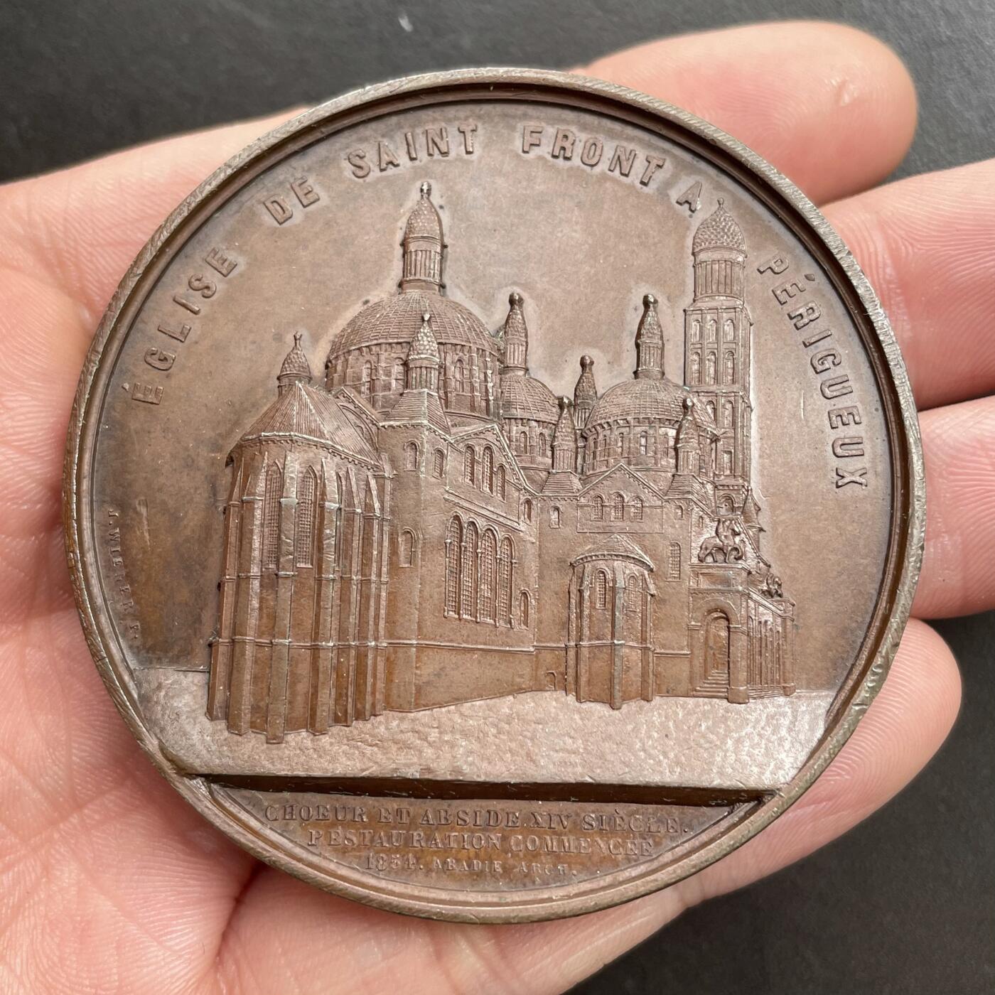 「木头集藏」章牌精品专场！ J Wiener～1854年法国佩里格圣弗龙大教堂铜章 ，直径：59mm，品相很好，著名的维纳（Wiener）教堂系列作品中的一枚，欧洲古典建筑章牌的典范，作为佩里格教区的主教座堂，自中世纪起就是法国西南部重要的宗教中心，见证了多尔多涅地区的宗教与社会变迁，1840年被列为法国历史古迹。