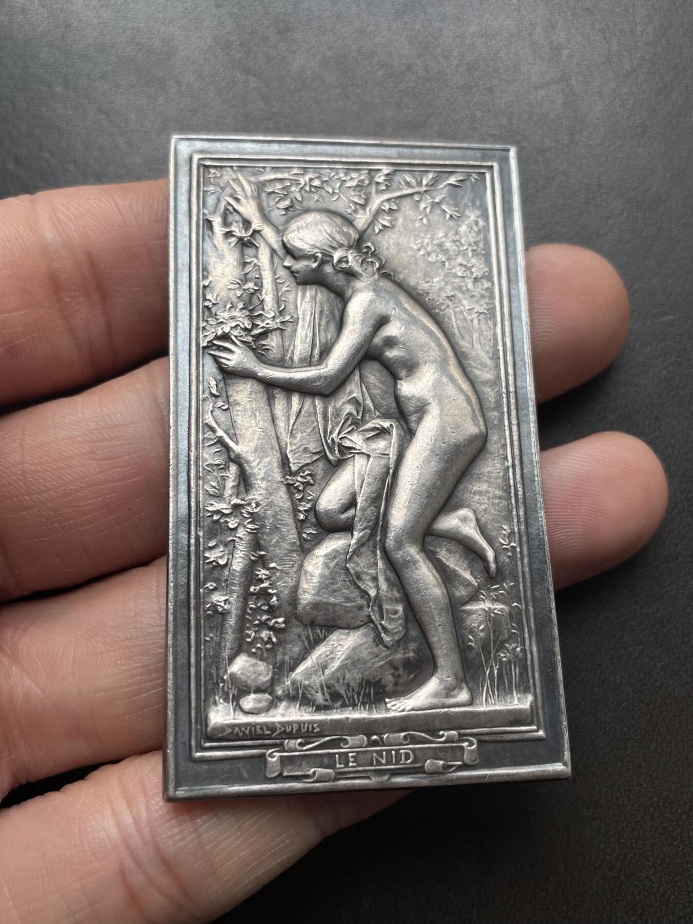 「木头集藏」章牌精品专场！ D.Dupuis～法国“LE NID” 巢 银章，尺寸：66×37.5mm，58 g，边铭：丰饶角 ARGENT， 名家代表作，经典清凉题材。