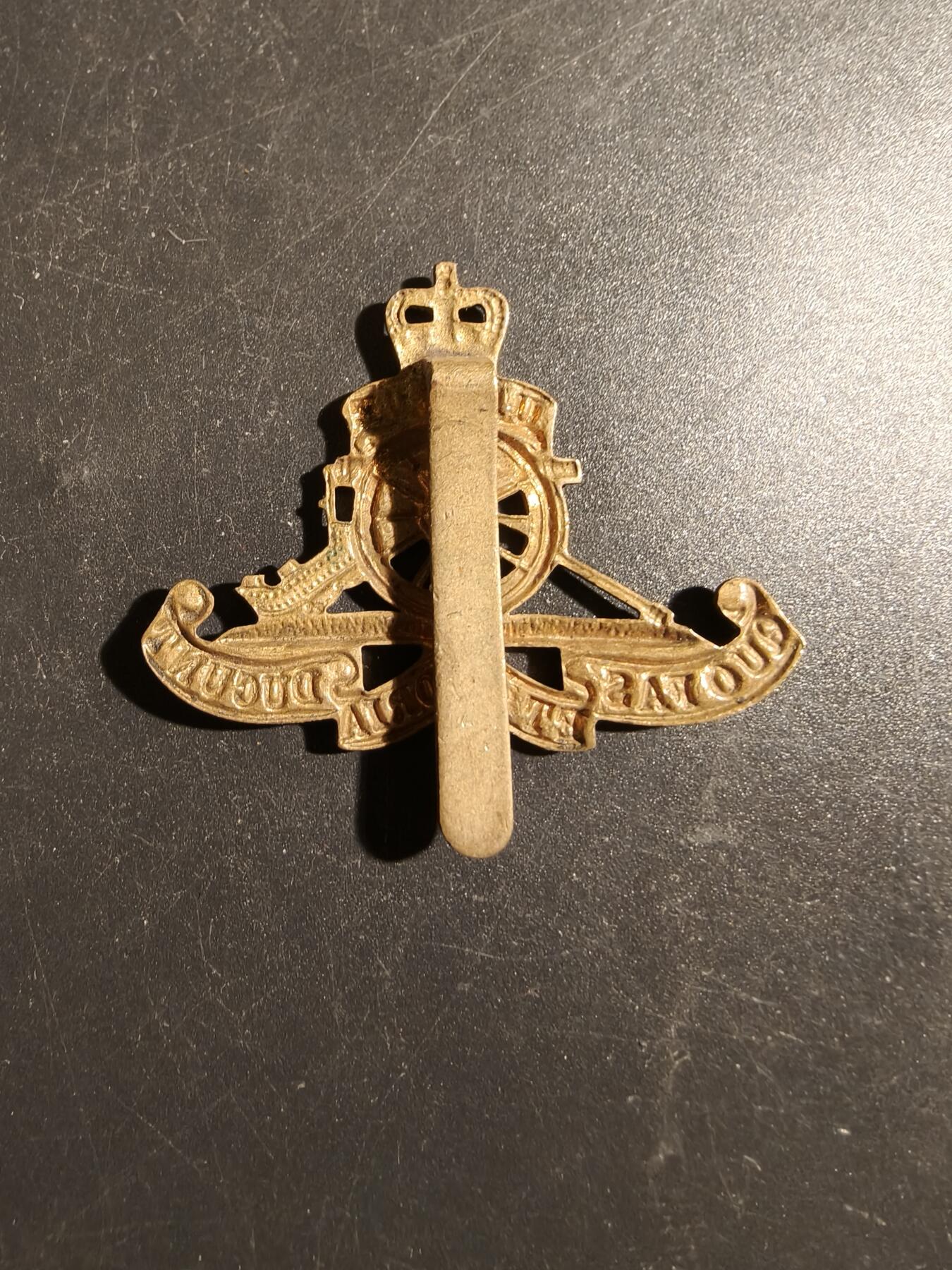 老王徽章第178期 英国皇家炮兵团帽徽    女王早期版