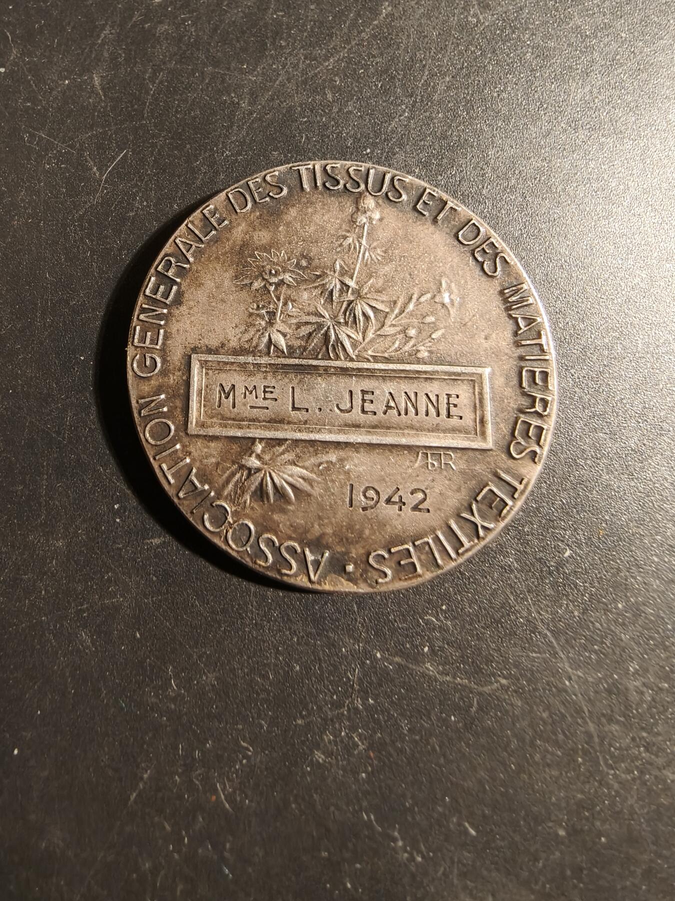 老王徽章第178期 法国1942年纺织品和纺织材料总协会镀银大铜章     直径36mm    重量22.1g