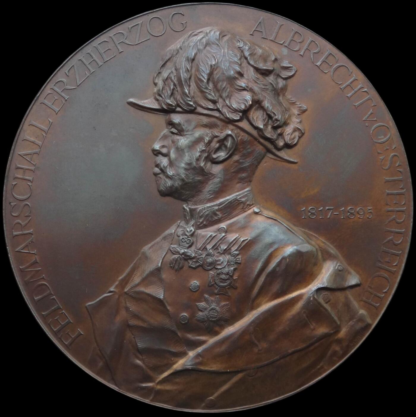 「木头集藏」章牌精品专场！ Anton Scharff～1898年奥地利 阿尔布雷希特大公 铜章，MS63 ，直径：70mm，品相很好。纪念奥地利陆军元帅阿尔布雷希特大公雕像在维也纳落成。  阿尔布雷希特·鲁道夫（1817-1895年）出身于哈布斯堡王室，是卡尔大公长子，其头衔包括帝国亲王和奥地利大公，匈牙利和波西米亚皇家亲王，捷欣公爵，奥地利陆军元帅，匈牙利总督。