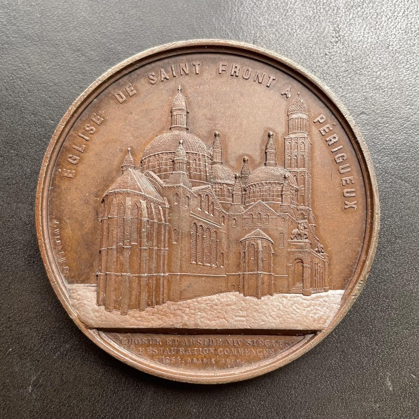 「木头集藏」章牌精品专场！ J Wiener～1854年法国佩里格圣弗龙大教堂铜章 ，直径：59mm，品相很好，著名的维纳（Wiener）教堂系列作品中的一枚，欧洲古典建筑章牌的典范，作为佩里格教区的主教座堂，自中世纪起就是法国西南部重要的宗教中心，见证了多尔多涅地区的宗教与社会变迁，1840年被列为法国历史古迹。