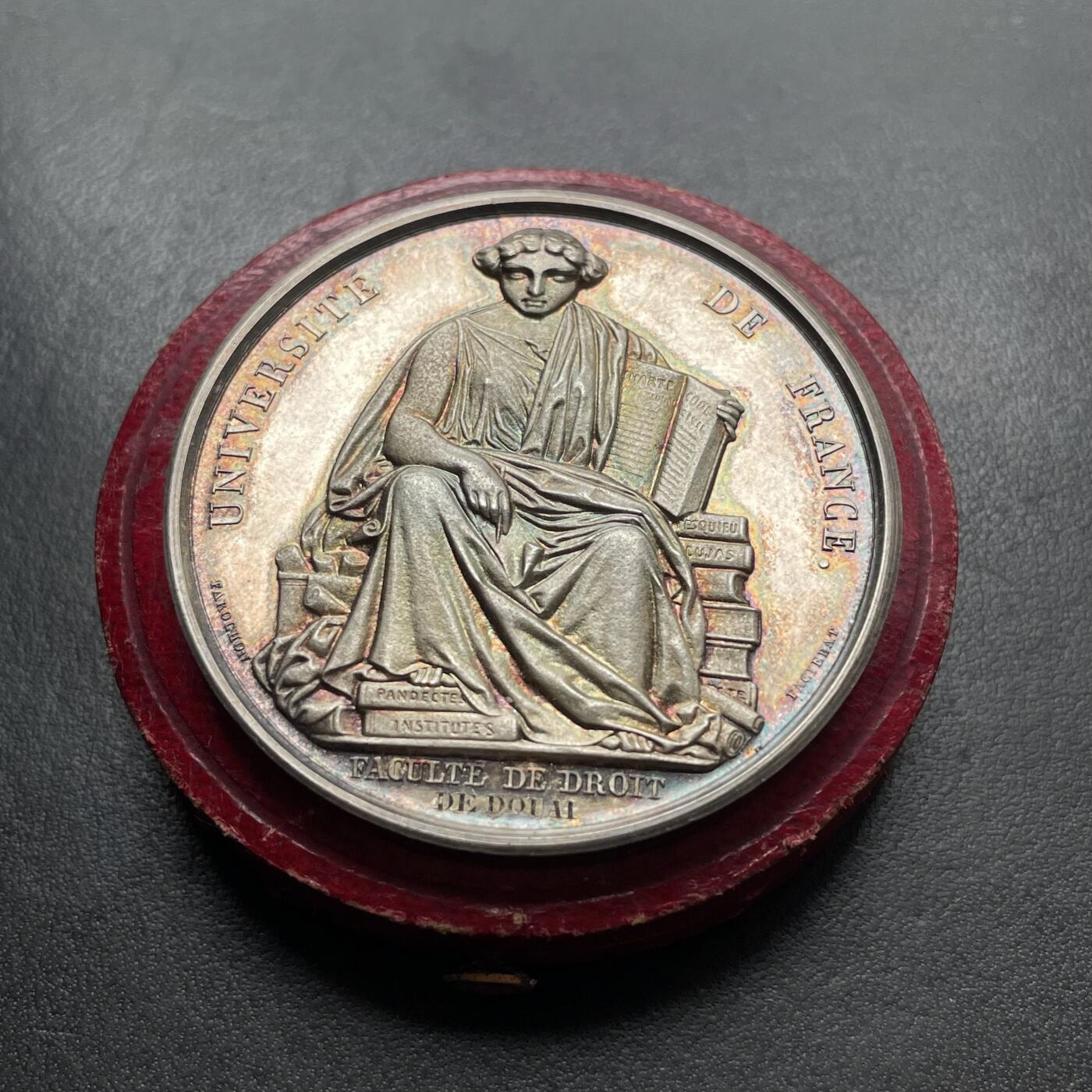 「木头集藏」章牌精品专场！ 1876年法国公共教育部法学学士执照文凭原盒银奖章，直径：45.7 mm，49.5 g，边铭：蜜蜂 ARGENT （1860-1879年），少见银章，品相很不错，原盒正常使用！