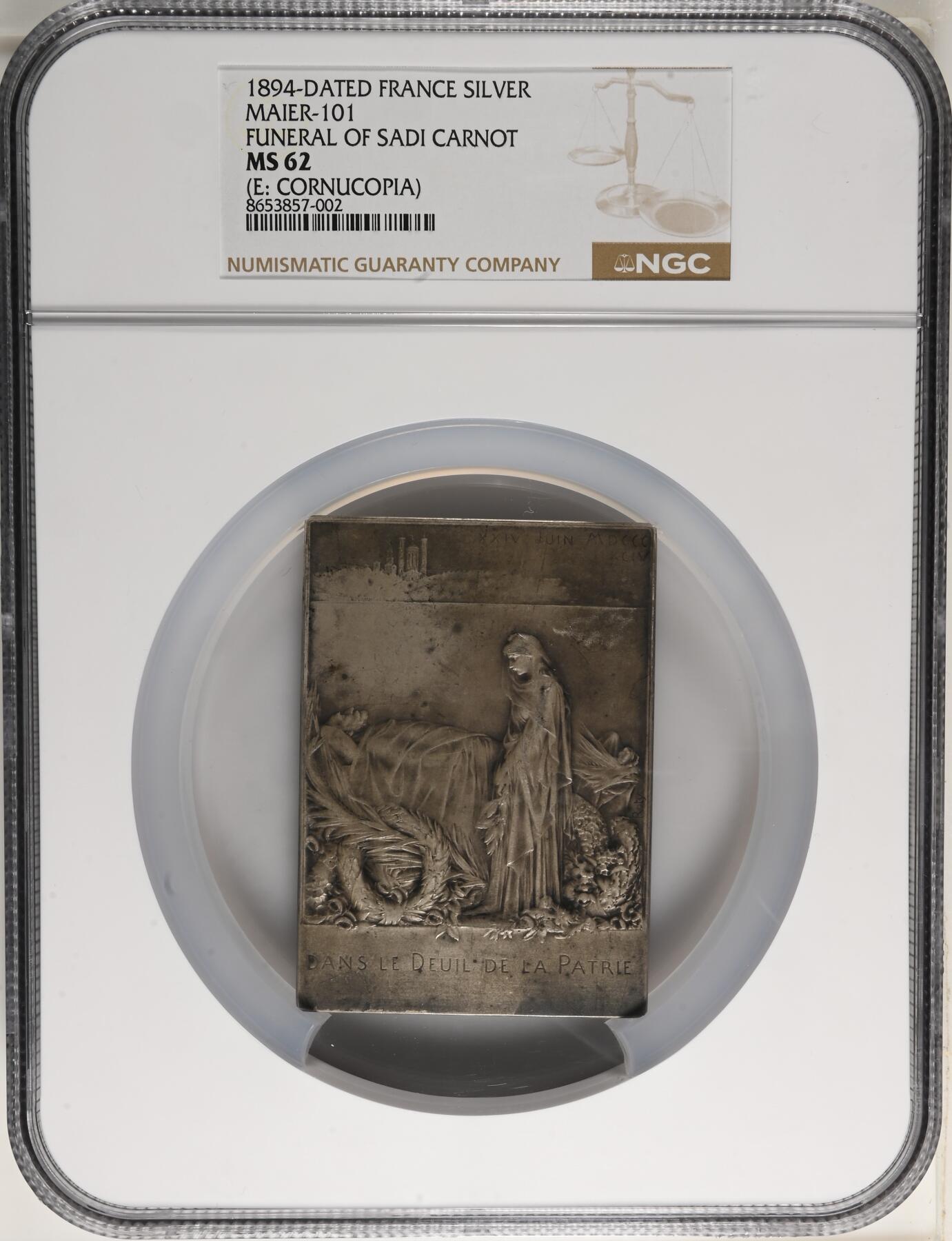 「木头集藏」章牌精品专场！ O Roty～法国卡诺总统葬礼银章，MS62 ，尺寸：81×58mm，155g，边铭：丰饶角 1 ARGENT，NGC评级超大盒，实物品相不错，基本没有明显瑕疵，评分偏低了。马耶尔目录（1870-1940年法国章牌艺术）101号作品。  此章表达了法国全国上下对于深受人民爱戴却不幸遇刺身亡的卡诺总统的哀思。正面图案为玛丽安娜立于花环簇拥的总统遗体旁，背面图案为一群身着长袍黑纱的人将棺椁抬向先贤祠。