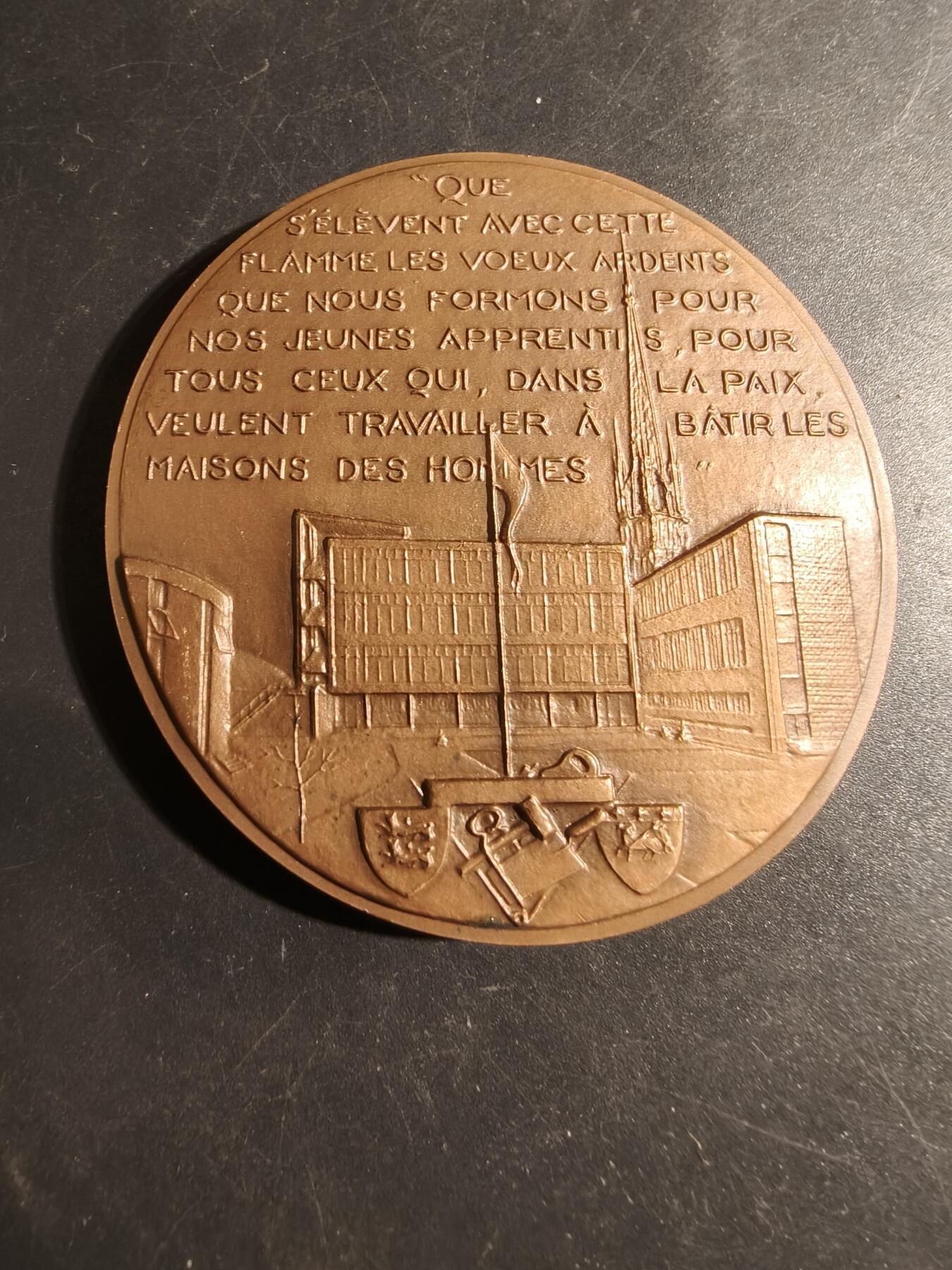 老王徽章第178期 法国建筑与公共工程学徒中央协调委员会大铜章     正面为主席乔治兰弗里       直径68mm    重量164.9g     高浮雕