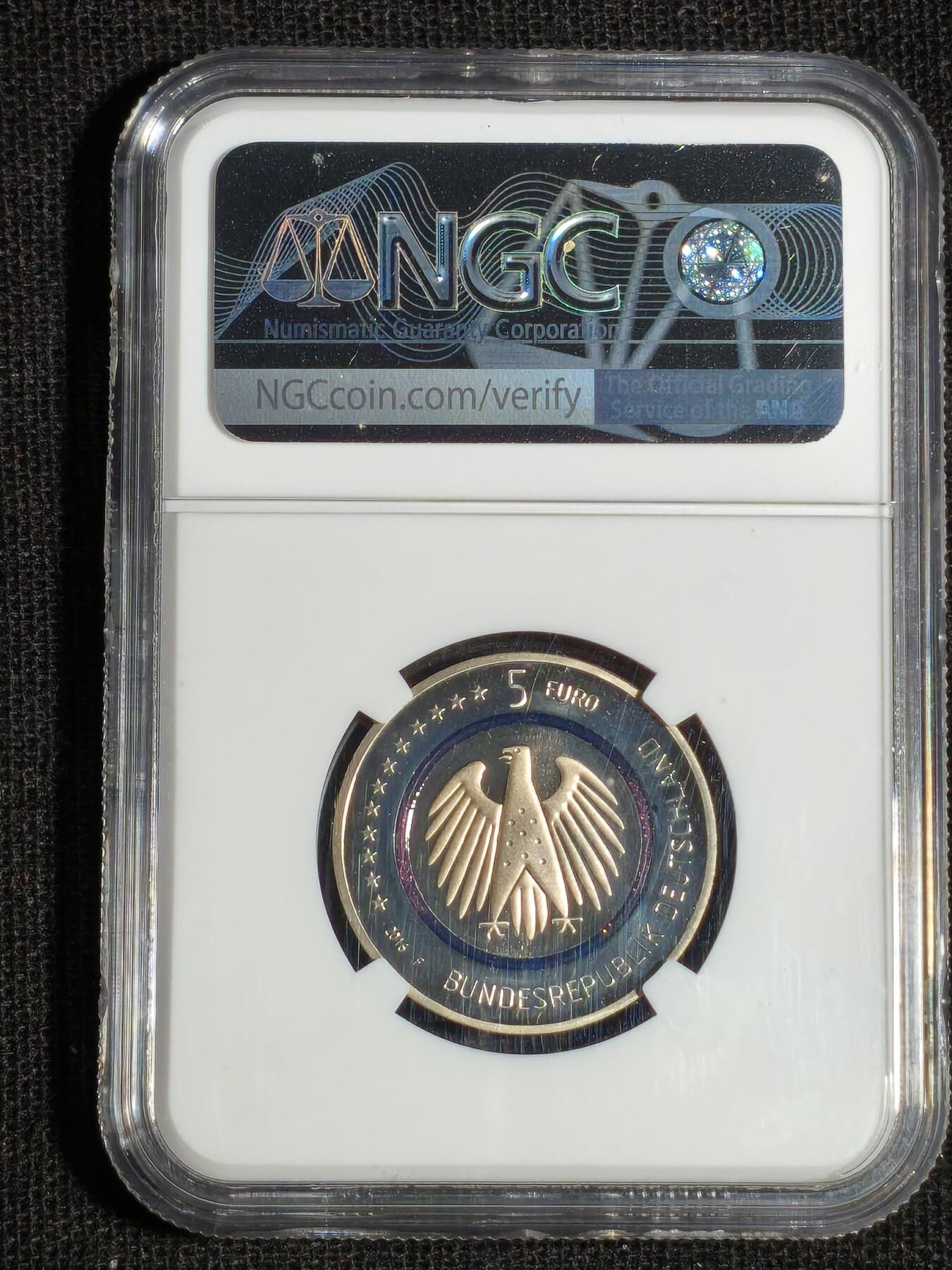 刘世昌艺术品销售中心～虎踞龙蟠*金杨在线联拍群第516期  德国2016年“蓝色地球”高分子聚合物铜镍合金5欧元纪念币（NGC PF68UC 串号：4890847-052）1枚。此币荣获当年世界硬币大奖赛～“最佳创意币”奖。