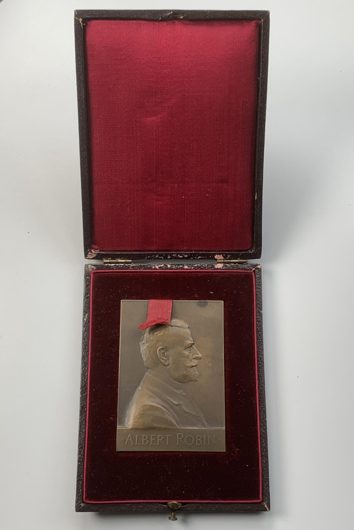 掌中浮雕-藏着的欧洲第050场 1905年法国巴黎医学院教授艾伯特•罗宾纪念铜章 ，73 X 51mm，原盒（卡扣扣不住）； Nicolas Maier法国章优秀作品集#166号； 雕刻家：1900年法国巴黎世博会金奖获得者维克多•佛农(Victor Vernon 1858-1912)