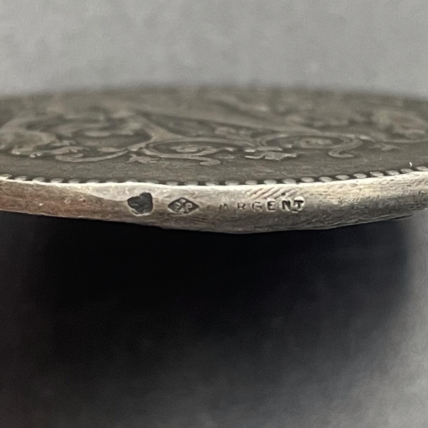 「木头集藏」章牌精品专场！ A.Poncet～法国 圣女贞德形象 里昂《新报》纪念银章，直径：38.6 mm，26.7 g，边铭：菱形厂标 ARGENT，罕见银章，正面刻画法国民族英雄 圣女贞德，原皮套正常使用！