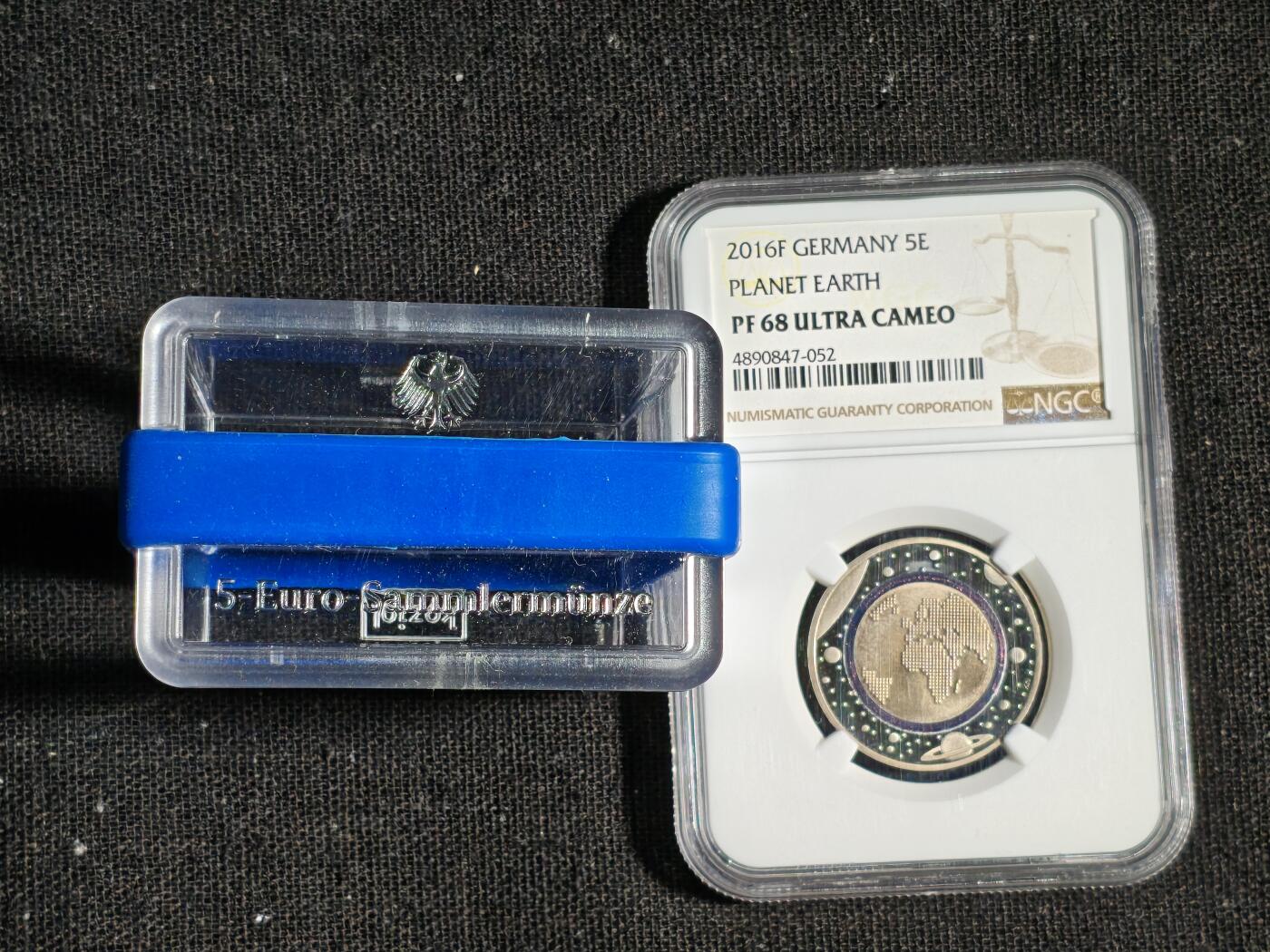 刘世昌艺术品销售中心～虎踞龙蟠*金杨在线联拍群第516期  德国2016年“蓝色地球”高分子聚合物铜镍合金5欧元纪念币（NGC PF68UC 串号：4890847-052）1枚。此币荣获当年世界硬币大奖赛～“最佳创意币”奖。