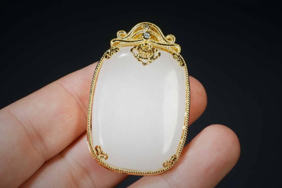 上海都达杂项专场五（全场包邮） 和田羊脂白玉嵌镀金 平安无事牌挂件87-5