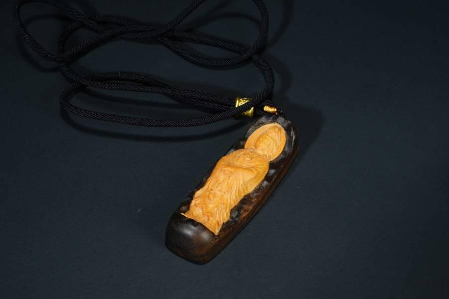 上海都达杂项专场四（全场包邮） 天然海南沉香镶嵌黄杨木精雕《南海观音》挂件 附鉴定证书86-283