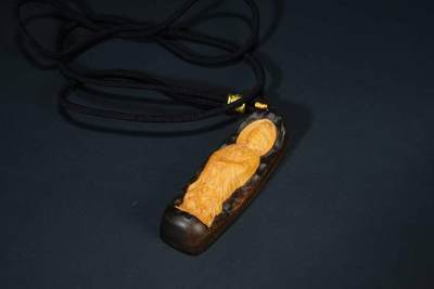 上海都达杂项专场四（全场包邮） - 天然海南沉香镶嵌黄杨木精雕《南海观音》挂件 附鉴定证书86-283