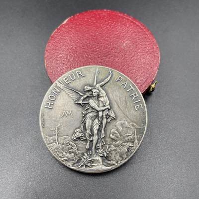 「木头集藏」章牌精品专场！ - H.Dubois～法国全国射击协会原盒银章，直径：45 mm，49.3 g，边铭：丰饶角 ARGENT，原盒正常使用。