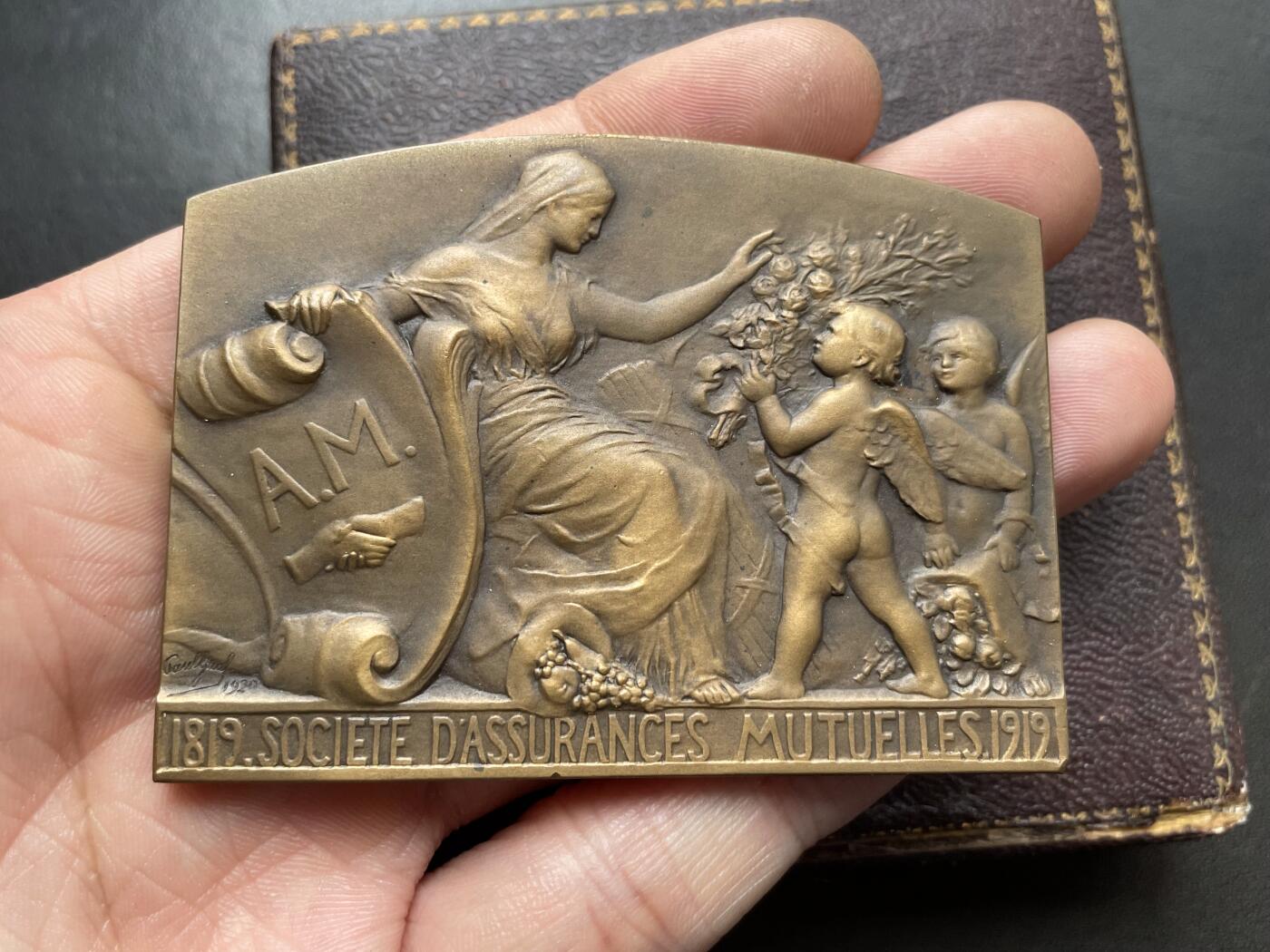 「木头集藏」章牌精品专场！ 1919年法国互助保险原盒铜奖章，尺寸：69.7 × 51.3 mm，102.5 g，边铭：BRONZE，双面刻画，少见铜章，原盒正常使用，品相很不错。