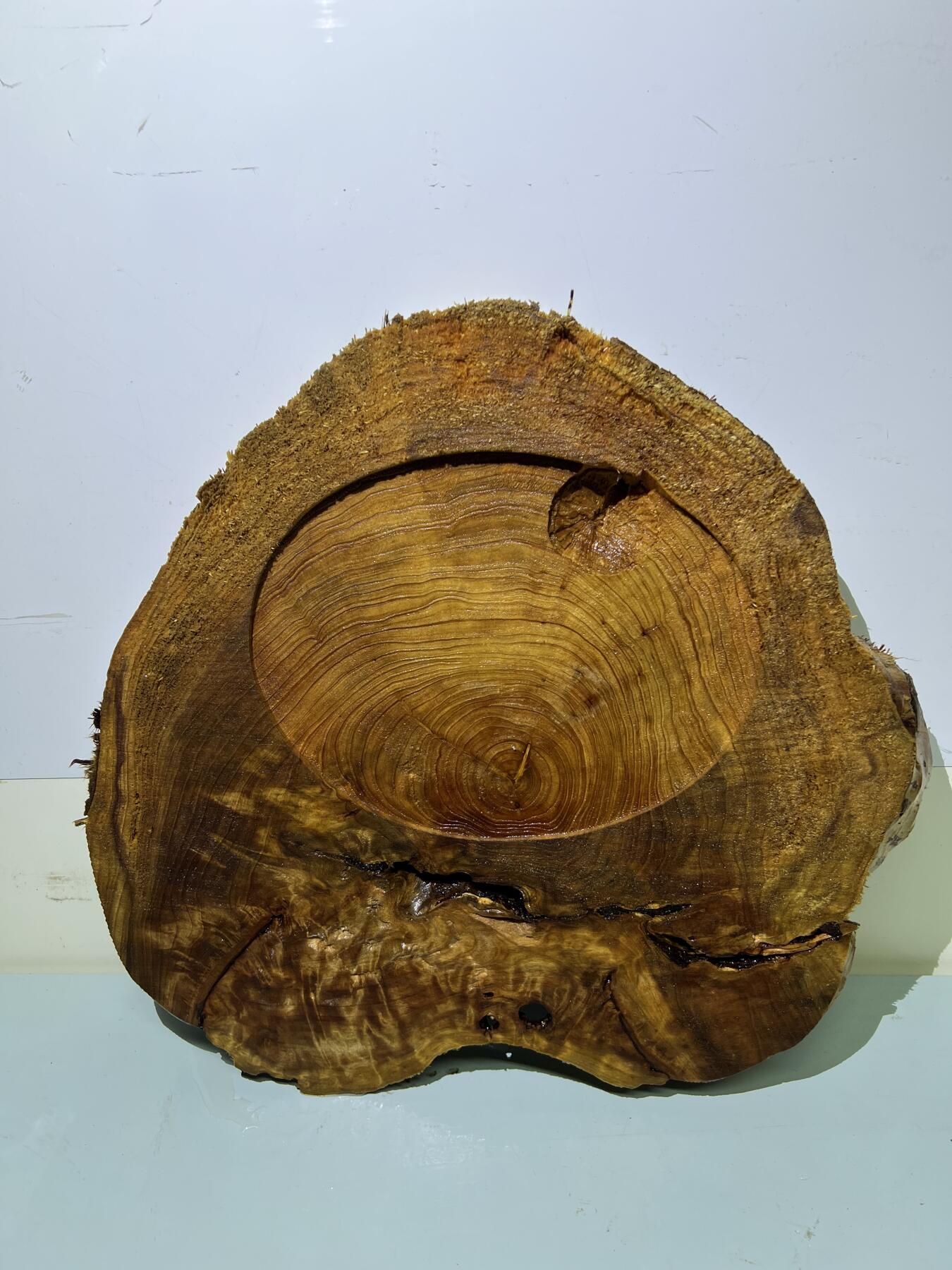零元拍：01-18-1精品香杉木老根榴茶盘，瘦漏透，尺寸约：380/350/35厚MM，满花满瘤，药香满鼻，无漆无蜡，保存方式请看下面说明，因为未打磨上漆，干燥天气可能会产生裂纹，属于正常现象