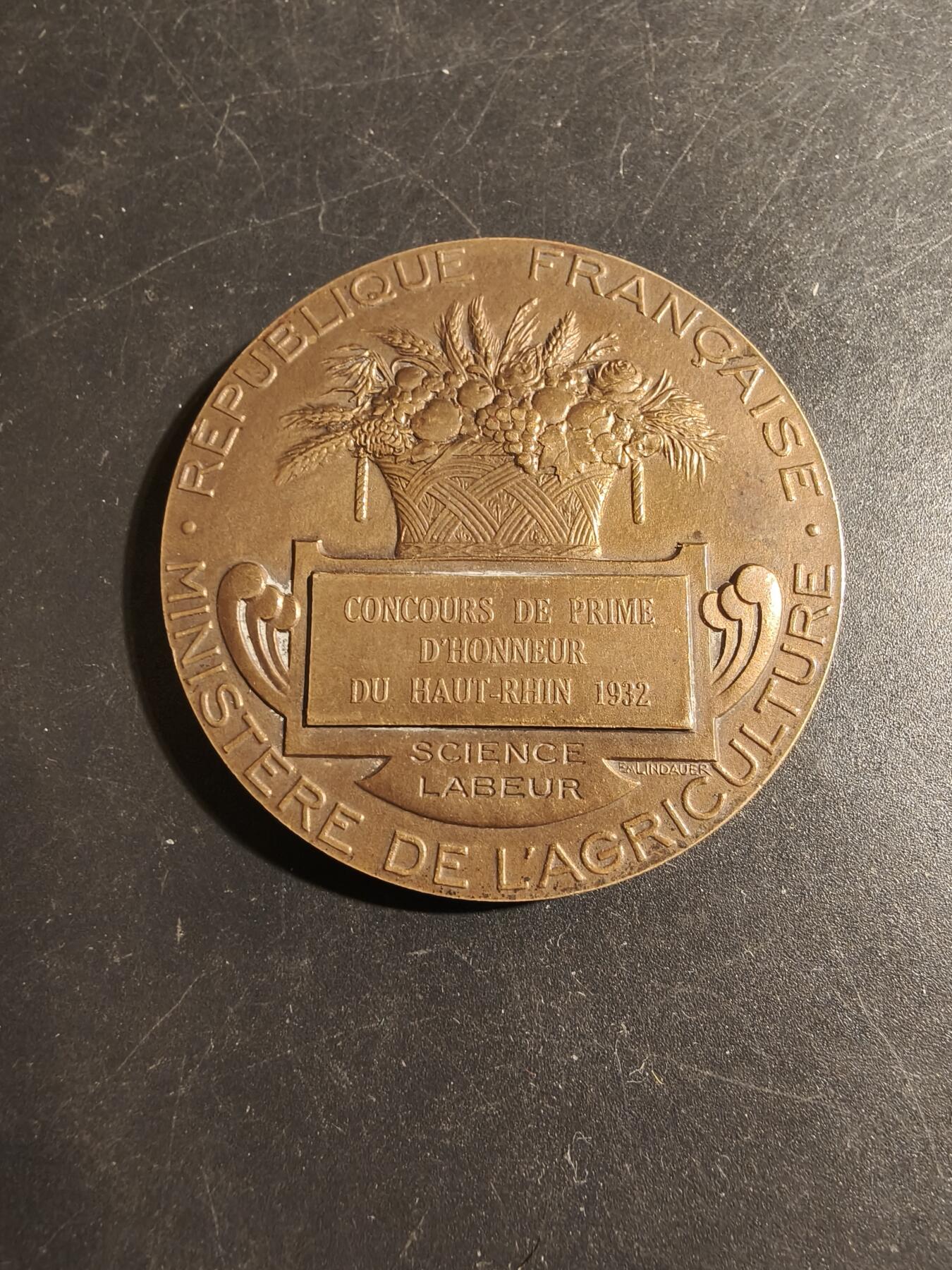 老王徽章第178期 法国1932年上莱茵省农业竞赛大铜章    播种者    直径50mm     重量62.8g
