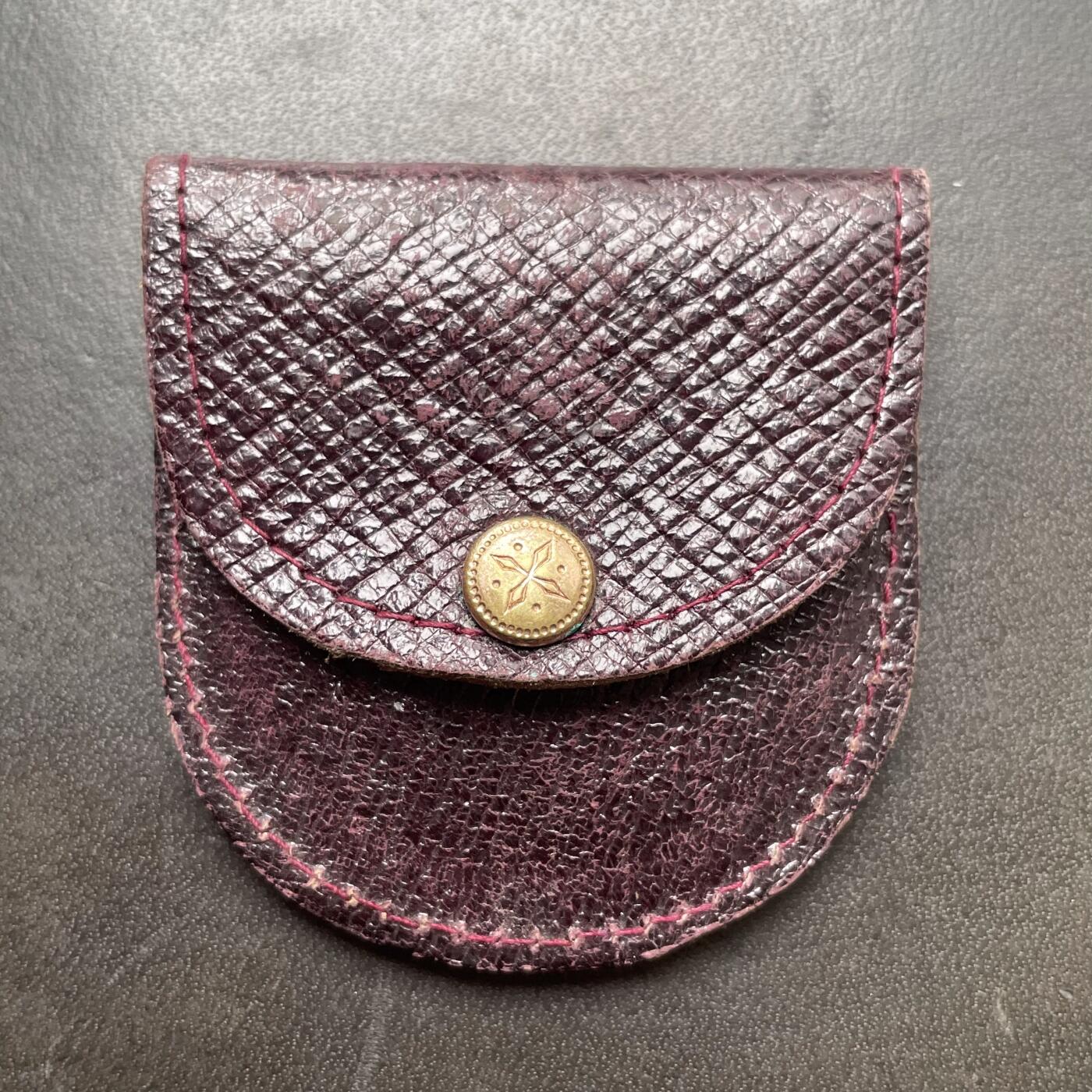 「木头集藏」章牌精品专场！ A.Poncet～法国 圣女贞德形象 里昂《新报》纪念银章，直径：38.6 mm，26.7 g，边铭：菱形厂标 ARGENT，罕见银章，正面刻画法国民族英雄 圣女贞德，原皮套正常使用！