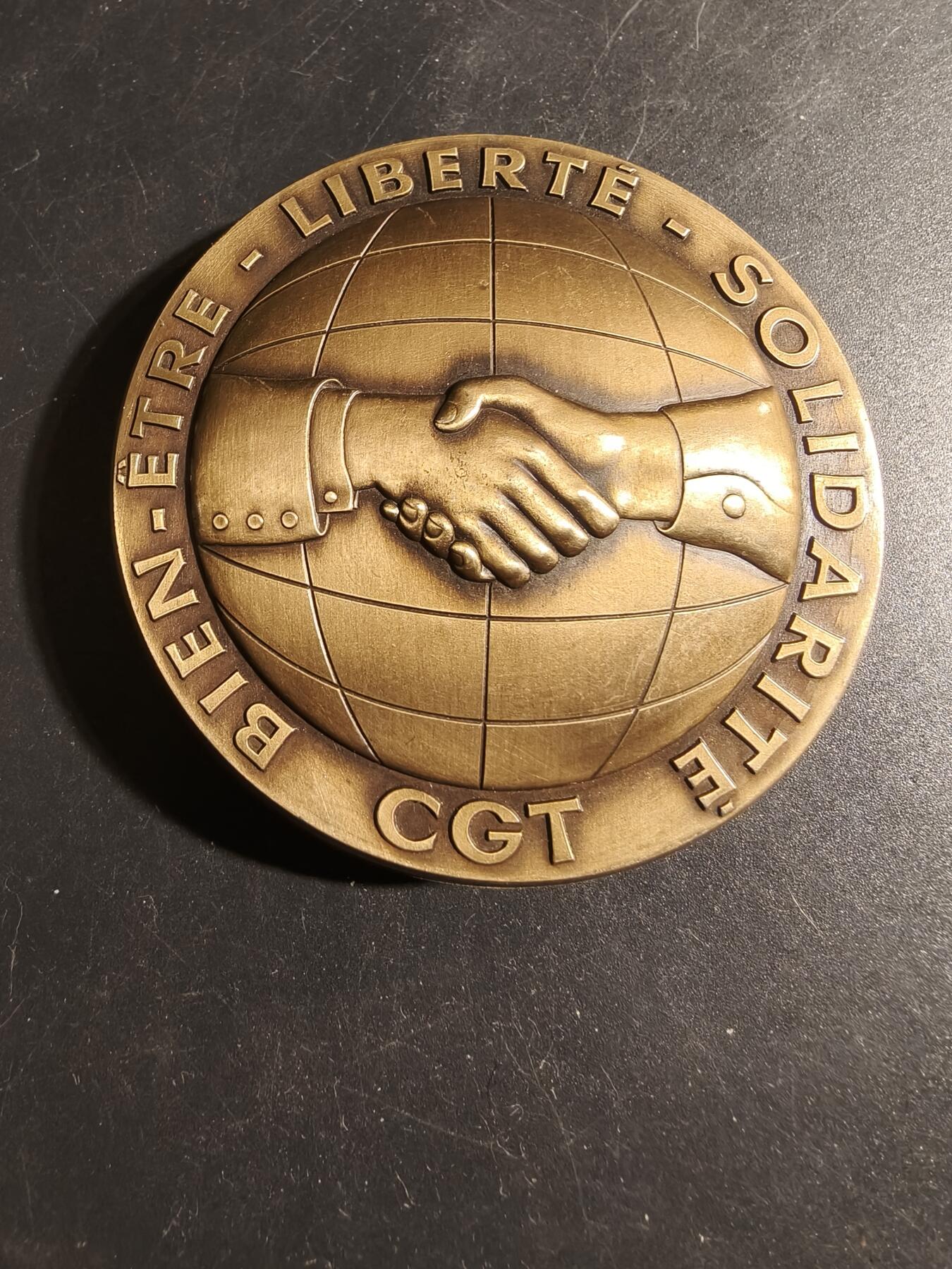 老王徽章第178期 法国蒙索莱米讷矿工工人联合会成立100周年大铜章    直径68mm    重量232g