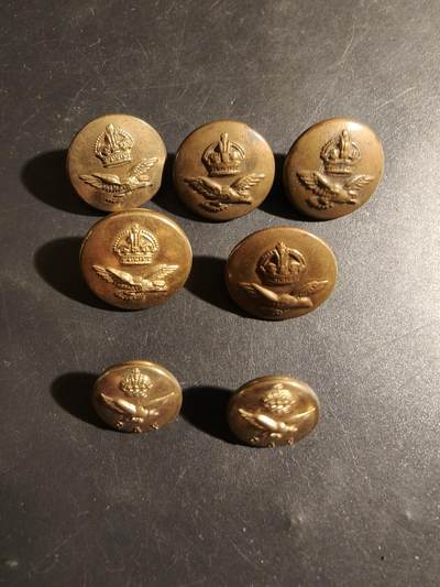 老王徽章第178期 - 英国皇家空军二战制服铜扣一组7枚      5枚25mm    2枚19mm
