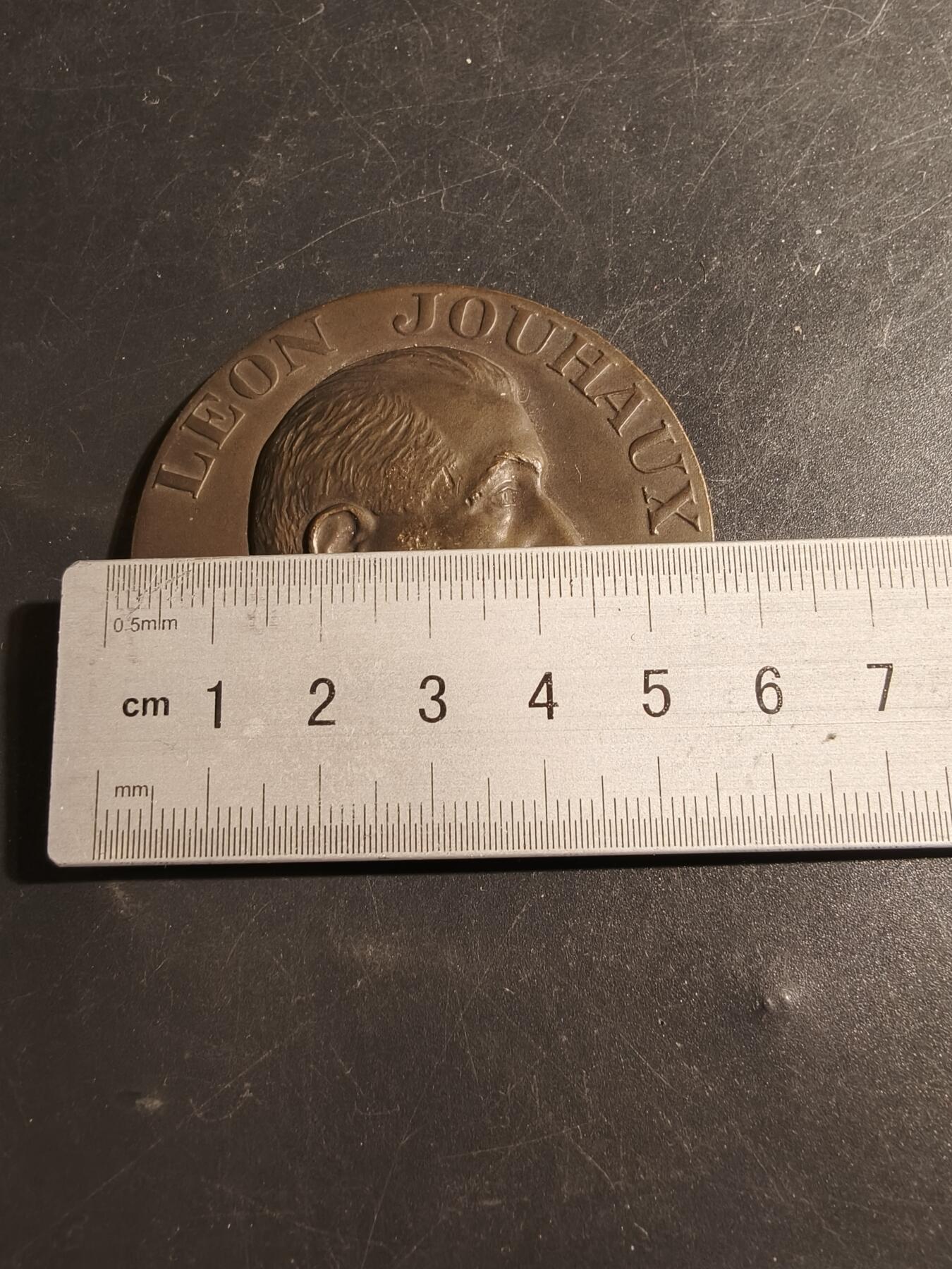 老王徽章第178期 1951年诺贝尔和平奖得主、法国工会领袖莱昂·茹奥克斯大铜章      铭文为“幸福与自由“      直径58mm     重量86.2g