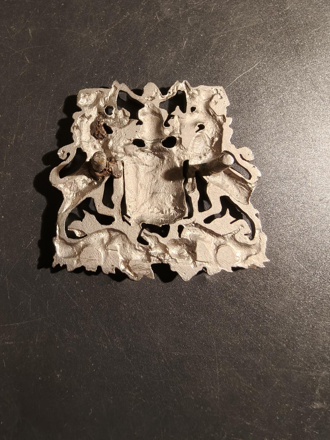 老王徽章第178期  英联邦南非开普炮兵与工程师尖顶盔帽徽 维多利亚时期 1891-1897版