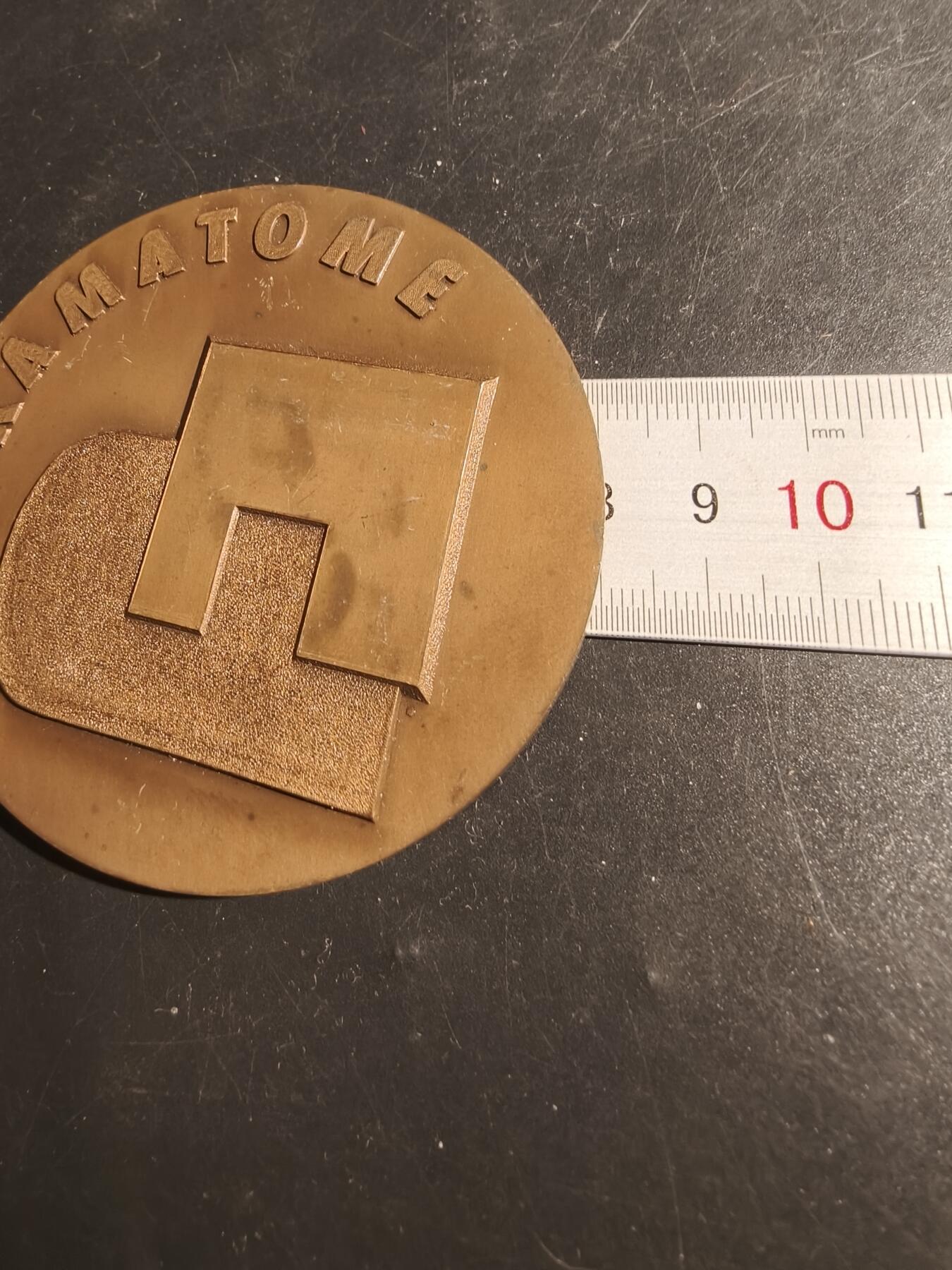 老王徽章第178期 法国核反应堆公司法马通大铜章    直径80mm    重量223.1g