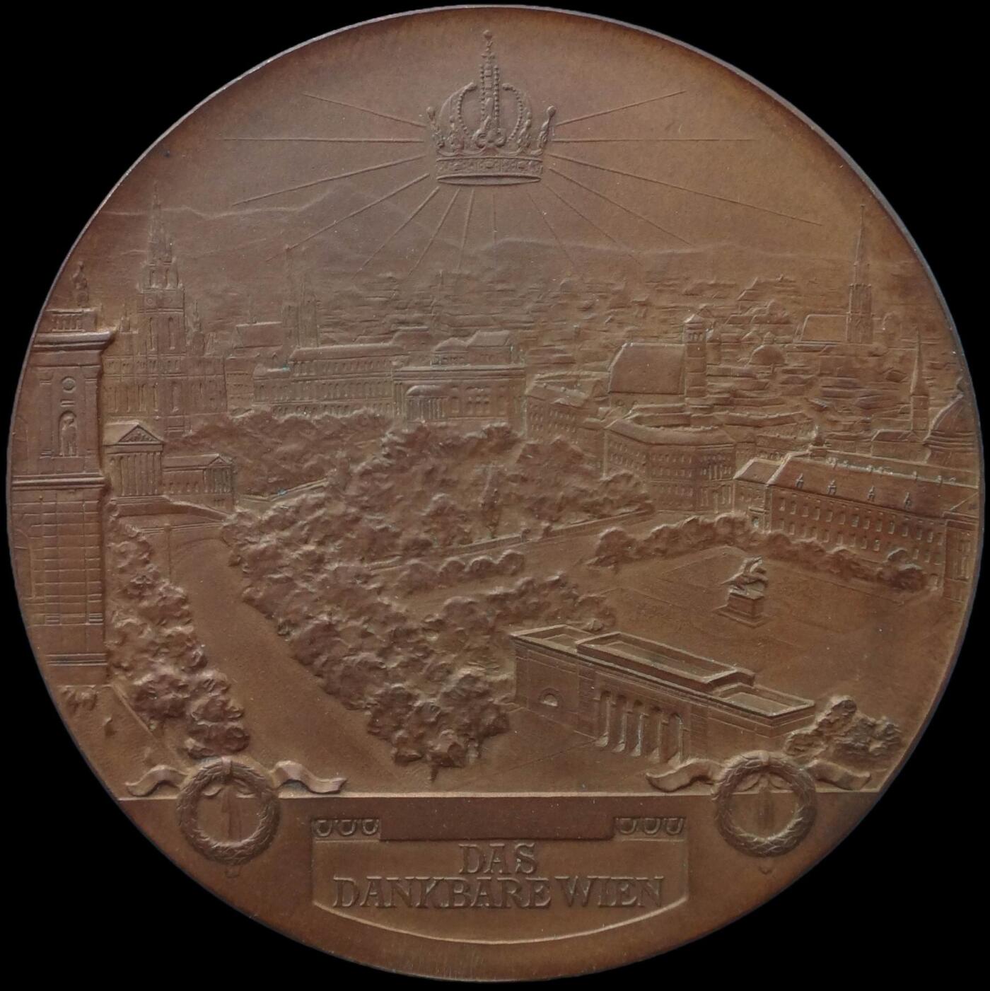 「木头集藏」章牌精品专场！ Anton Scharff～1898年奥地利弗朗茨皇帝登基50周年纪念铜章，MS65，直径：60mm，顶级品相。此章是维也纳市政府为庆祝弗朗茨皇帝登基50周年而出资发行。正面是奥地利女神与维也纳女神共同庆祝，背面是一个从高处俯瞰的视角来展现的维也纳核心区域的城市景观，这在描绘城市景观的新艺术章牌里是非常少见的。