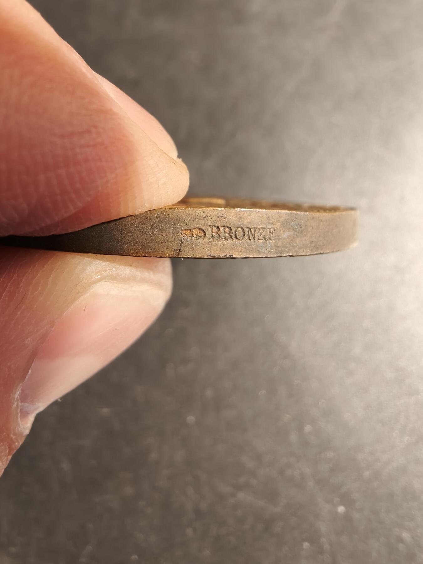 老王徽章第178期 法国普法战争巴黎围城战信鸽通信大铜章     直径50mm    重量63.5g