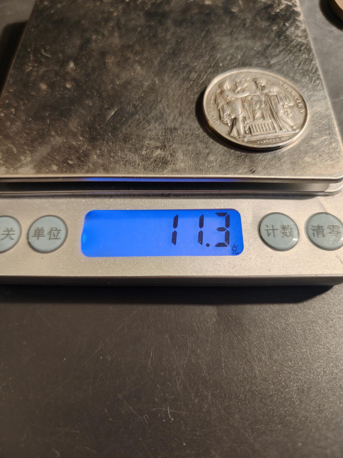 老王徽章第178期 法国银婚章    手指950银标     直径30mm    重量11.3g