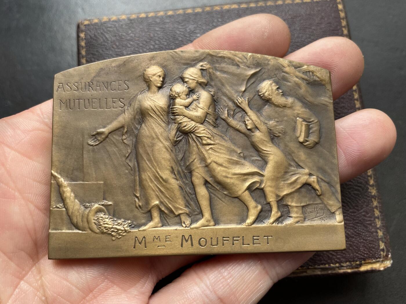 「木头集藏」章牌精品专场！ 1919年法国互助保险原盒铜奖章，尺寸：69.7 × 51.3 mm，102.5 g，边铭：BRONZE，双面刻画，少见铜章，原盒正常使用，品相很不错。