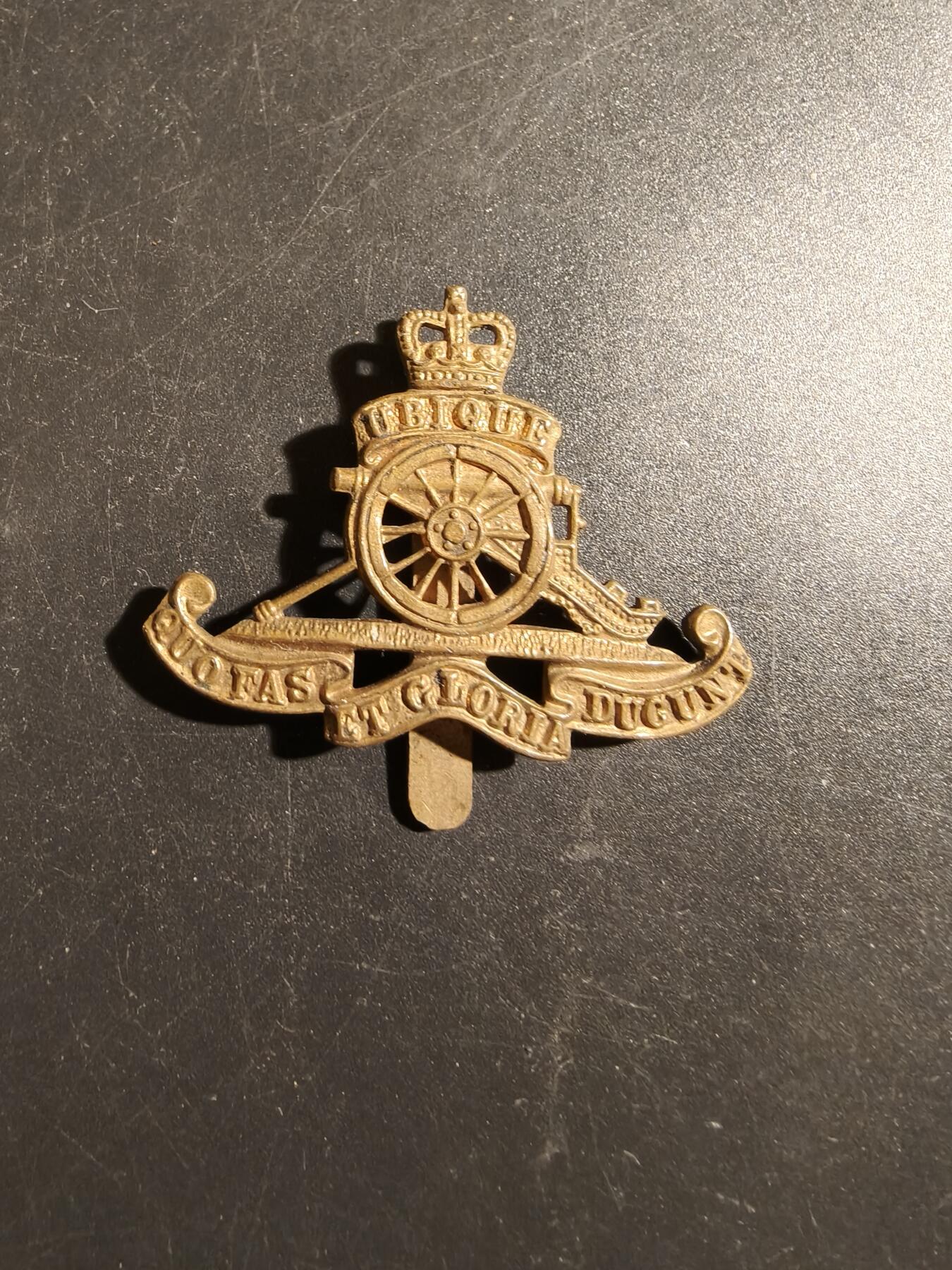 老王徽章第178期 英国皇家炮兵团帽徽    女王早期版