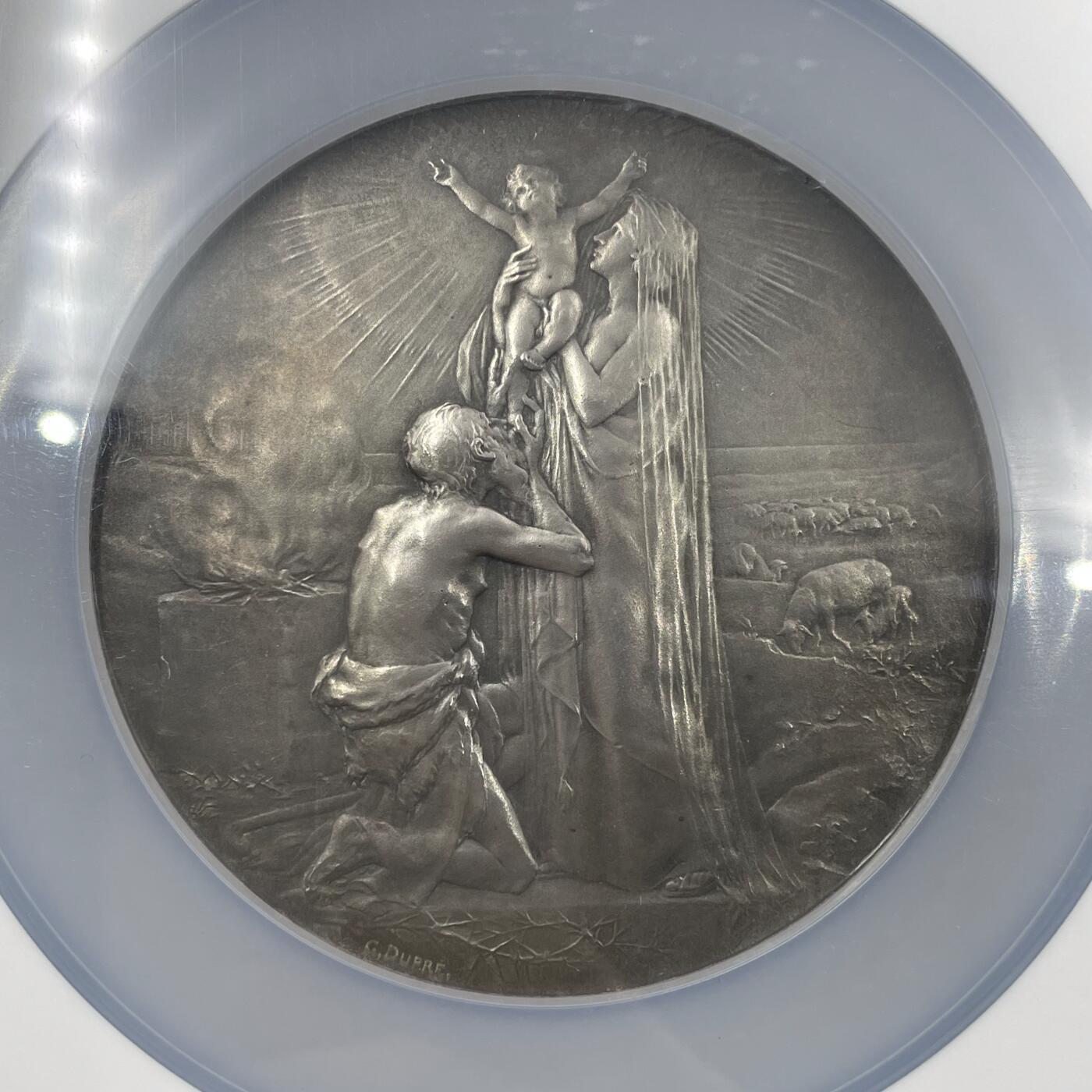 「木头集藏」章牌精品专场！ G Dupre～法国救赎大银章，MS63 ，直径：72mm，151g，难得好品，1919年刻字。正面是圣母玛利亚高举婴儿耶稣，圣约瑟跪于右侧；背面是圣约翰手捧十字架半跪于祭坛前，祭坛上的拉丁语铭文意为“愿基督的救赎降临”。背面所刻的名字是一个德语姓氏，这也从侧面反映了此章在当时的受欢迎程度，其影响力已经不仅仅局限于法国本土。