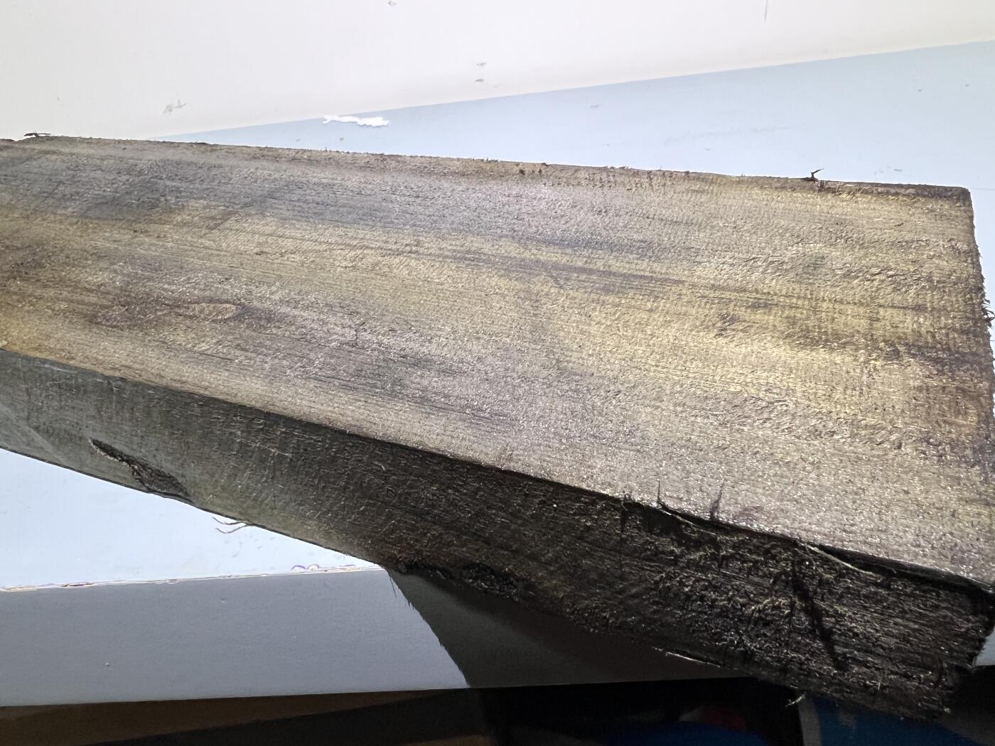 零元拍：01-18-2乌木金丝楠 可做镇尺 干泡台 满金丝药香，尺寸约：56.5/11.7/3.8厚CM。2.4公斤