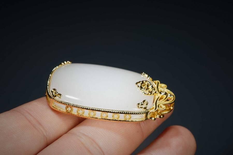 上海都达杂项专场五（全场包邮） 和田羊脂白玉嵌镀金平安无事牌挂件