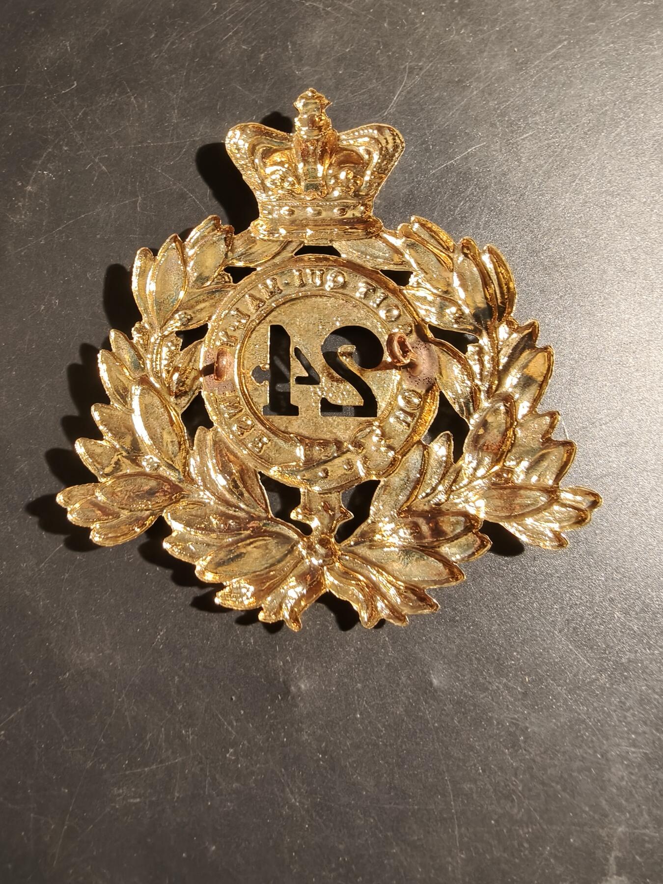 老王徽章第178期 英国陆军第24步兵团(南威尔士边境团)大型沙柯帽徽     维多利亚女王时期     尺寸90×90mm