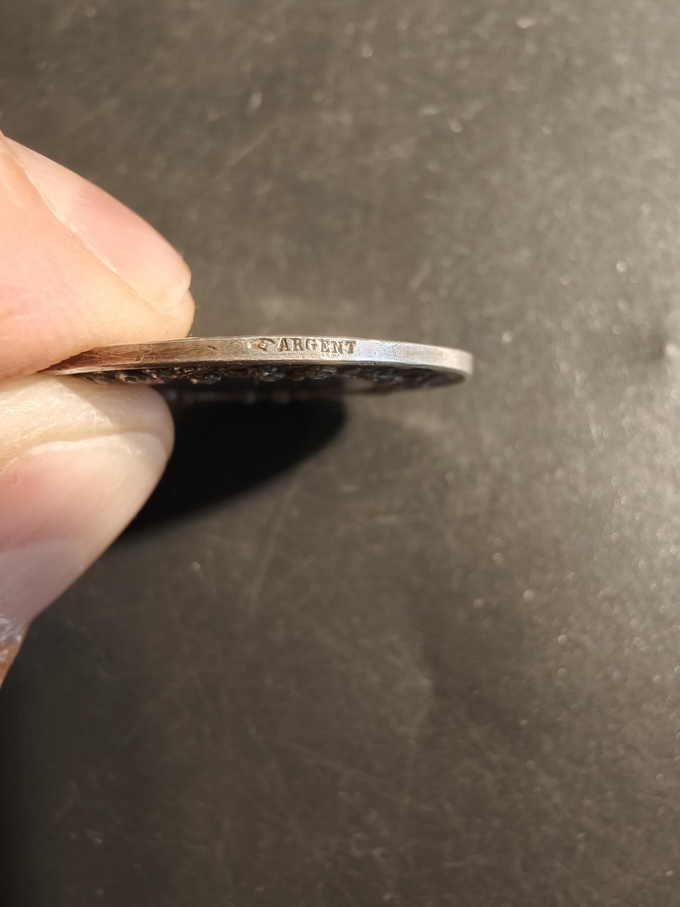 老王徽章第178期 法国银婚章    手指950银标     直径30mm    重量11.3g