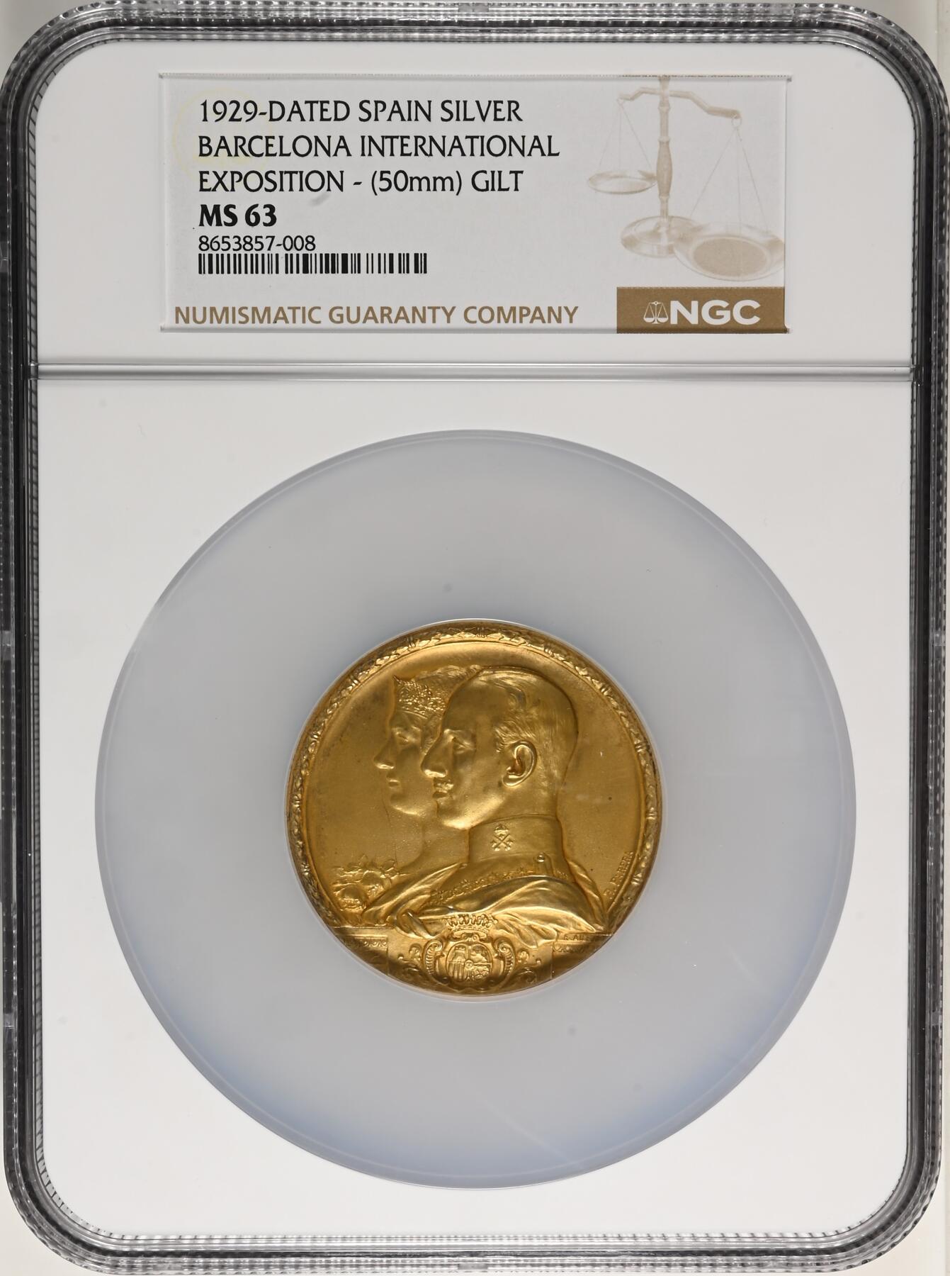 「木头集藏」章牌精品专场！ H. Parera～1926年西班牙巴塞罗那世博会镀金银章，MS63 ，直径：50mm，73 g，品相很漂亮，边铭标有含银量916。正面是阿方索十三世国王与尤金妮亚王后，背面是巴塞罗那纹章、巴塞罗那女神与世博会场馆。