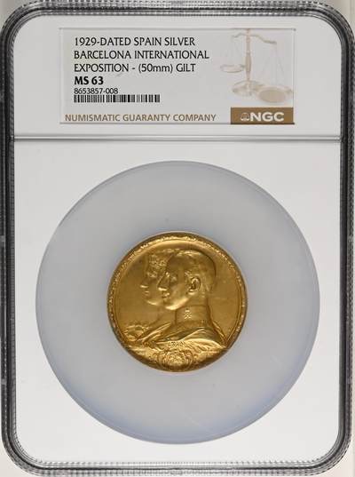 「木头集藏」章牌精品专场！ - H. Parera～1926年西班牙巴塞罗那世博会镀金银章，MS63 ，直径：50mm，73 g，品相很漂亮，边铭标有含银量916。正面是阿方索十三世国王与尤金妮亚王后，背面是巴塞罗那纹章、巴塞罗那女神与世博会场馆。