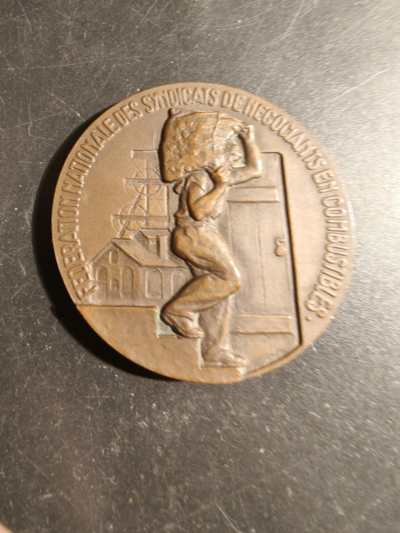 老王徽章第178期 法国全国燃料贸易商工会联合会大铜章      直径50mm     重量56.7g