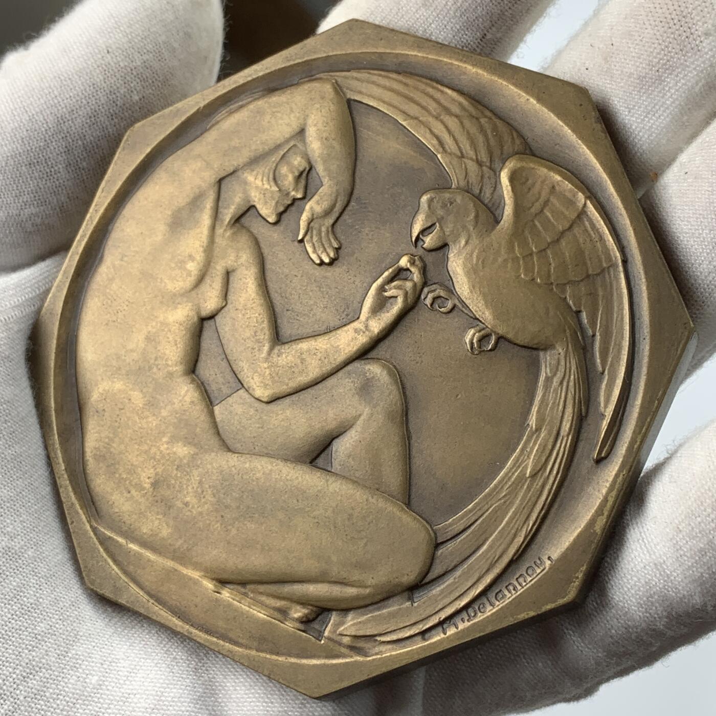 掌中浮雕-藏着的欧洲第050场 法国装饰艺术原铸原盒大版八角形铜章《逗鹦鹉的女人》，  作者: 大师狄拉玛，对边80mm，原盒