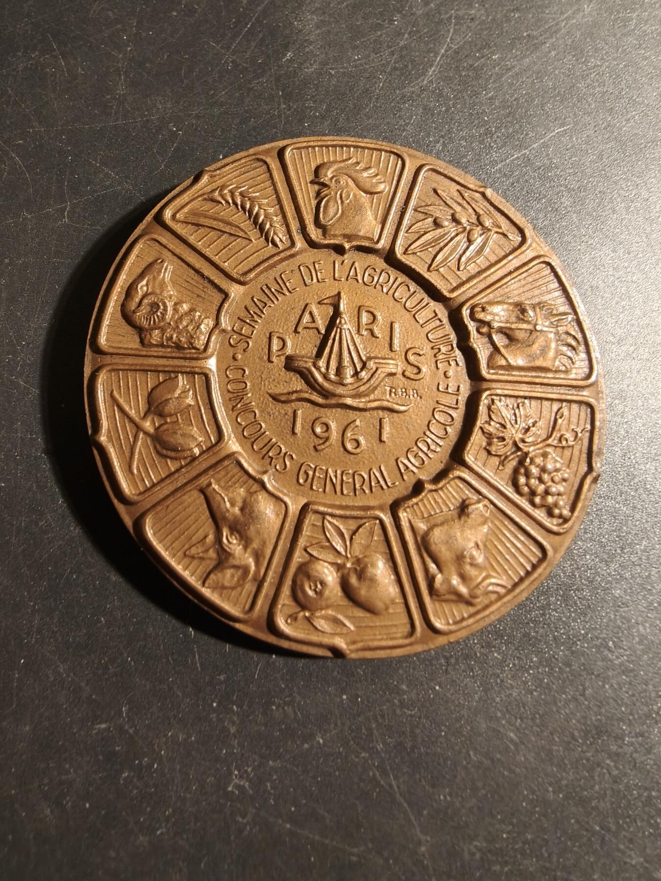 老王徽章第178期 法国1961年巴黎综合农业竞赛大铜章     少见版本     直径59mm    重量113.8g