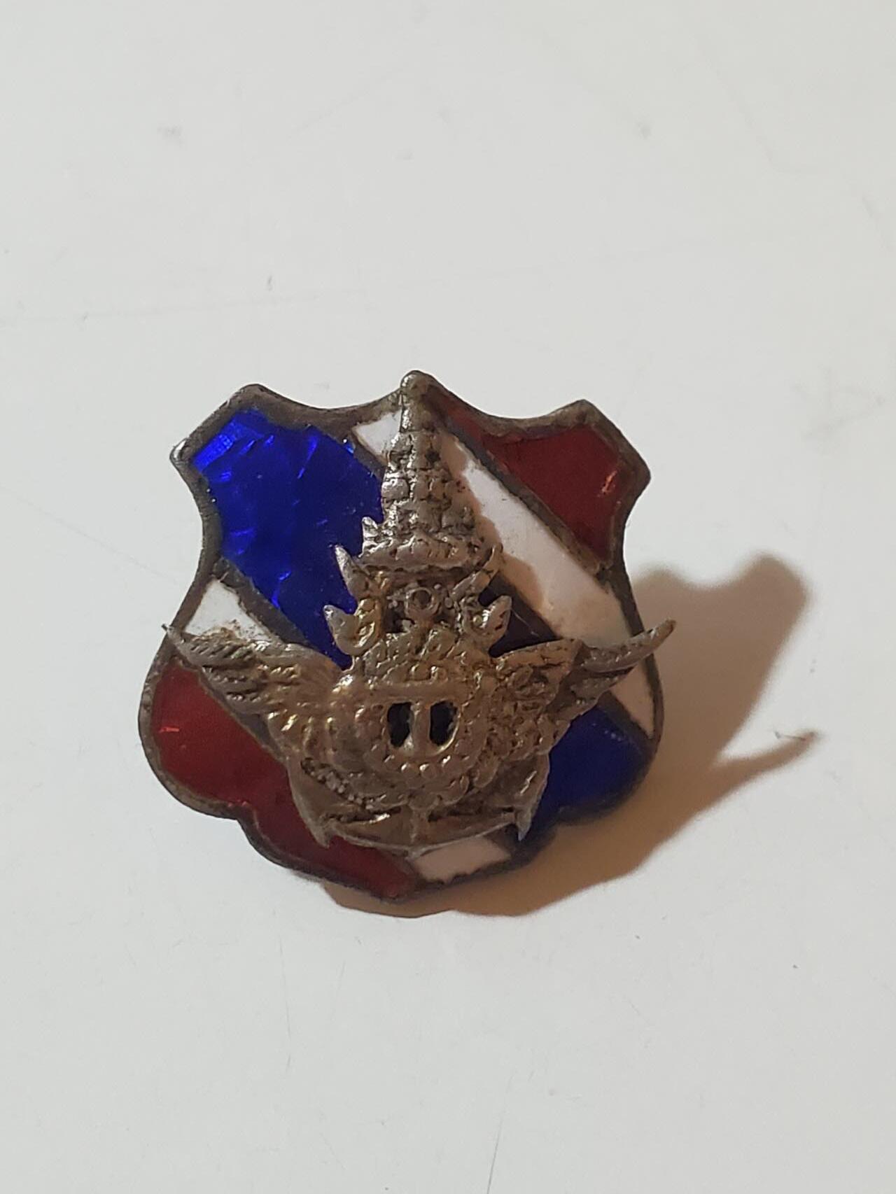 韵星假日拍卖第三十八期 -- Rimey Holidays Auction 38 泰王国二战时期拉玛8世银制皇家军队证章 可当袖口使用 银镀金珐琅 表面标志也为银制作 后续不在生产 珐琅镀金无损 详情 起拍: 0元