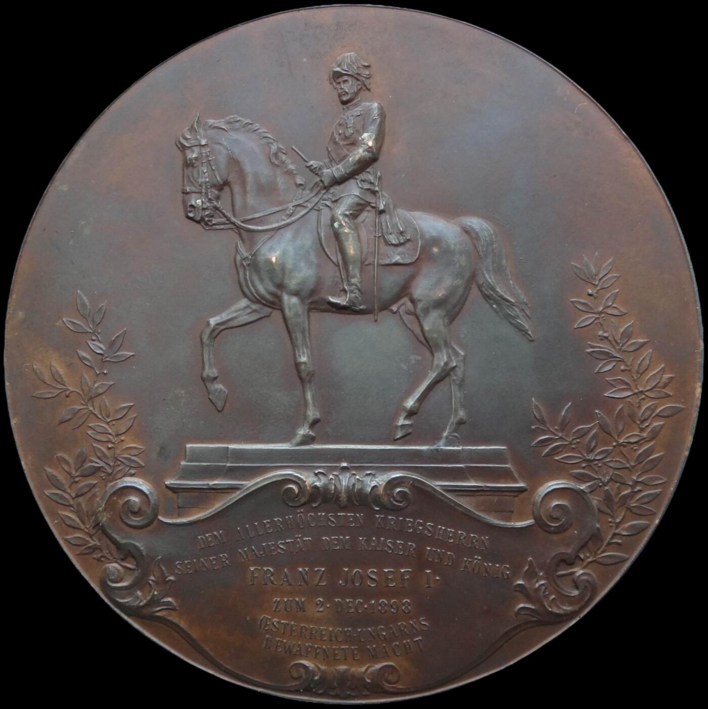 「木头集藏」章牌精品专场！ Anton Scharff～1898年奥地利 阿尔布雷希特大公 铜章，MS63 ，直径：70mm，品相很好。纪念奥地利陆军元帅阿尔布雷希特大公雕像在维也纳落成。  阿尔布雷希特·鲁道夫（1817-1895年）出身于哈布斯堡王室，是卡尔大公长子，其头衔包括帝国亲王和奥地利大公，匈牙利和波西米亚皇家亲王，捷欣公爵，奥地利陆军元帅，匈牙利总督。