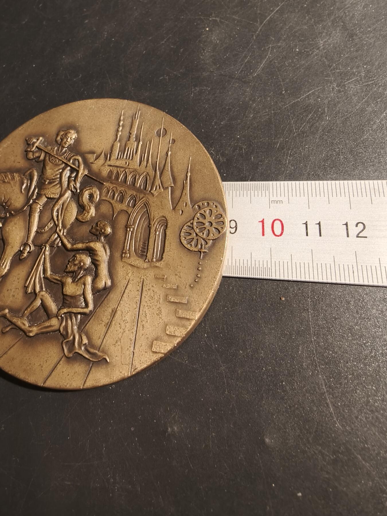 老王徽章第178期 葡萄牙波尔图阿尔多亚尔圣马蒂纽教堂大铜章    正面为屠龙者圣乔治     该章铸造1000枚编号83      直径88mm     重量245.7g 