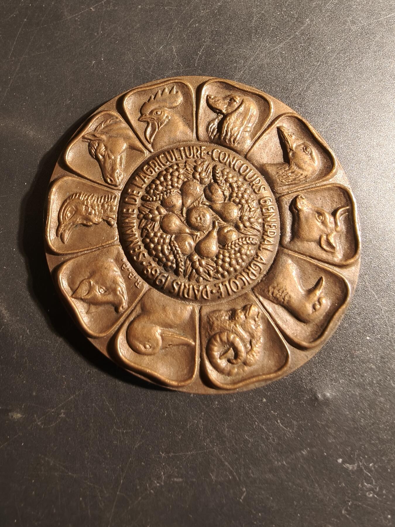 老王徽章第178期 法国巴黎综合农业竞赛大铜章    高浮雕    背面为巴黎市徽和12种小徽章描述了各种动植物    少见版本     高浮雕     直径58mm    重量112.4g