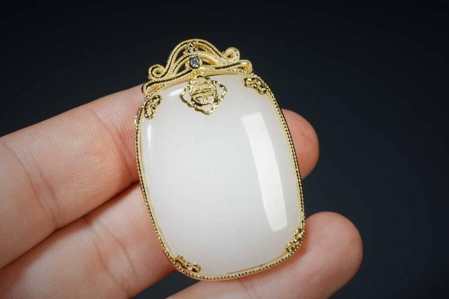 上海都达杂项专场五（全场包邮） 和田羊脂白玉嵌镀金平安无事牌挂件