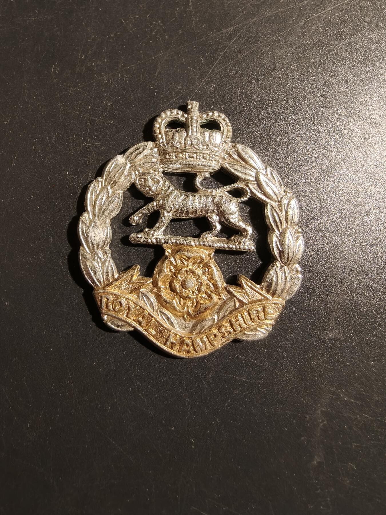 老王徽章第178期 英国皇家汉普郡步兵团帽徽    女王时期   缺少背杆